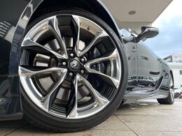 【グレード専用純正21インチアルミホイール】デザイン性の高い純正アルミホイールを装着しております。各種社外アルミホイールや、スタッドレスタイヤも取扱いしております。是非ご相談ください♪