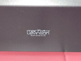 【マークレビンソンサウンドシステム】メーカーオプションの高品位サウンドシステムを搭載。専用のチューニングが施された大小様々なスピーカーから良質なサウンドが奏でられ、臨場感あふれる音響空間を演出します。