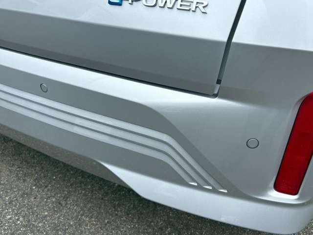 前後バンパーに取り付けられた合計8つのセンサーでアクセルとブレーキの踏み間違いを防止してくれます！前方はカメラを利用して車と歩行者を検知して止まってくれます！（使用には一定の条件がございます。）