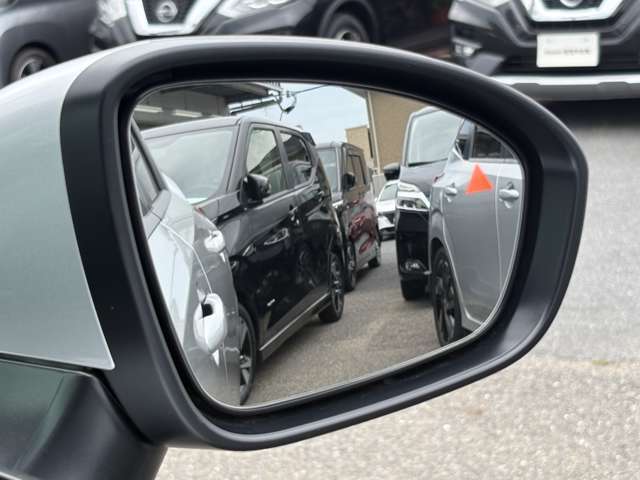 後側方衝突防止支援システムと後側方車両検知警報が付いています！車両の後ろ側方の死角に車が居る場合にドアミラーのランプが点灯し、注意を促して補正してくれます！車線変更などのときにとても便利ですね！