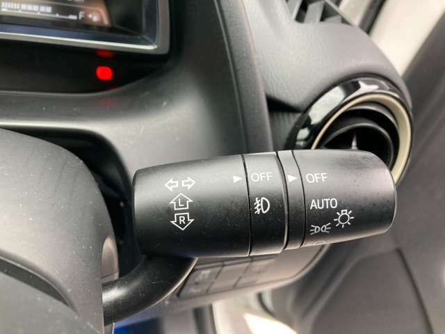 暗くなれば自動で点灯してくれる『オートライト機能』付きです。エンジンを切った時の消し忘れがなく、バッテリー上がりも予防できますよ。トンネルが連続するシーンなどでも活躍してくれます。