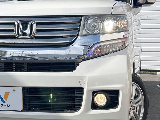 【HIDヘッドライト】非常に明るく前方を照らしてくれるので、悪天候や夜間の走行時も視界良好で安心してお乗りいただけます。