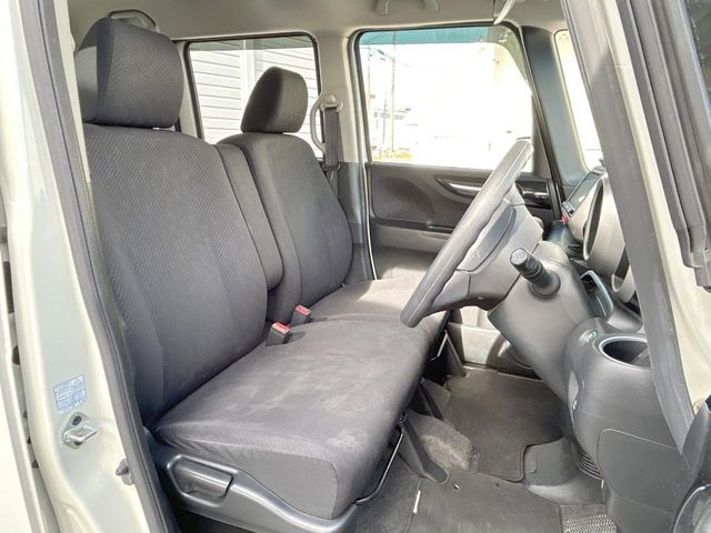 運転席まわりには十分なスペースがあり、大柄な方でもゆったり運転していただける環境です。