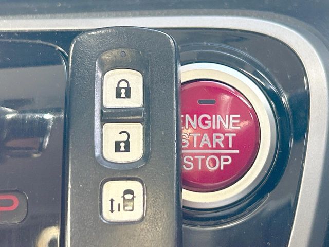 【Hondaスマートキー】カバンやポケットに入れたままでもドアの施錠・解錠が可能なスマートキーを装備。エンジンのオン・オフ時もカギを取り出す必要が無いからとっても便利です♪