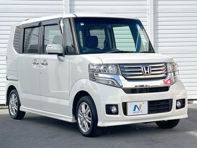 高透明度のガラス皮膜で撥水はもちろん、上質なツヤ・光沢を実現。紫外線や酸性雨から大切な愛車を保護し、色あせ・劣化を防止。「弾スプラッシュコート」、「弾プリミッサコート」からお選びいただけます。