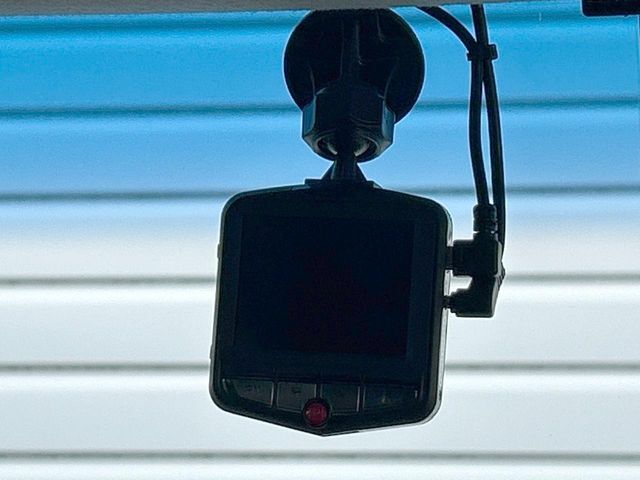 【ドライブレコーダー】安心・安全なカーライフに必須のドライブレコーダーを装備！走行中はもちろん、あおり運転や事故に遭遇した際の状況も映像で記録し、万一のリスクに備えます。