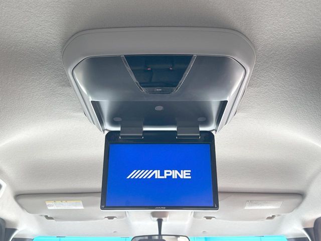 【フリップダウンモニター】大画面モニターで後席でもエンタメをお楽しみいただけます。小さなお子様にも大人気の装備です♪