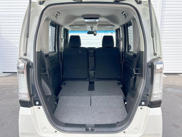 後席を格納すると、これだけの広さが！シーンに合わせたシートアレンジで、大きな荷物も積むことが出来ます♪