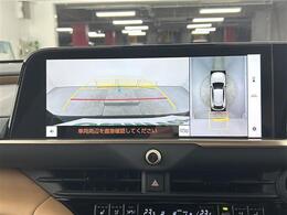 【パノラミックビューモニター】クルマを真上から見下ろした視点で駐車をサポートします！クルマの斜め後ろや真横など、いち早く障害物に気が付くことができます。
