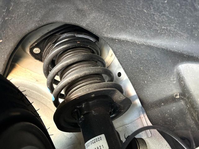 お車を安心してお乗りいただく為には、足回りの定期点検が欠かせません。サービスサポート（有償保証）では無料点検もご提供しており、安心のカーライフをお過ごしいただけるサポート体制が整っています。