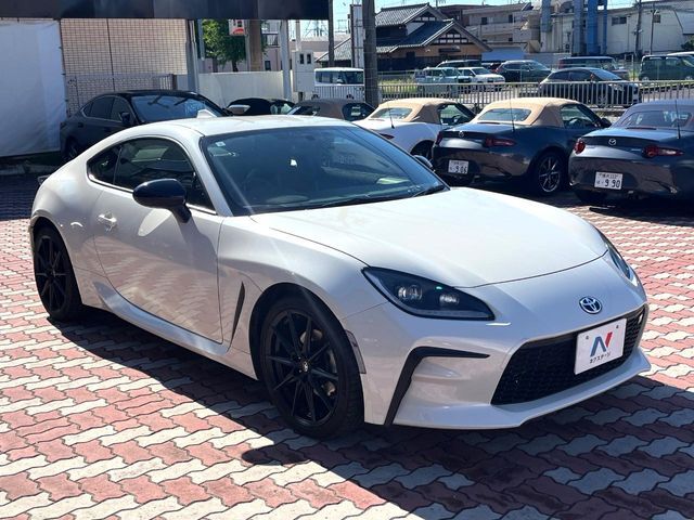 大好評のボディコーティング「弾スプラッシュコート」もご納車までに施工可能。通常のガラスコートと異なる、耐久年数6年の無機質ガラスコーティングが、ボディをキレイな状態に保ってくれます。