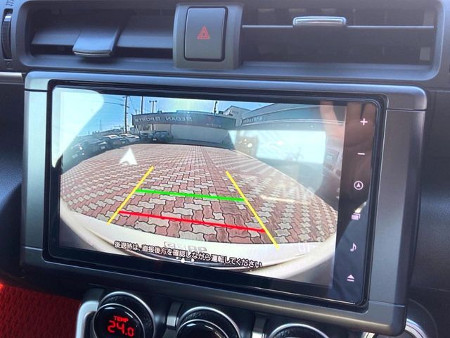 【バックカメラ】駐車時に後方がリアルタイム映像で確認できます。大型商業施設や立体駐車場での駐車時や、夜間のバック時に大活躍！運転スキルに関わらず、今や必須となった装備のひとつです！