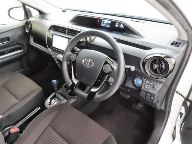 シンプルで使いやすいデザインの運転席です。