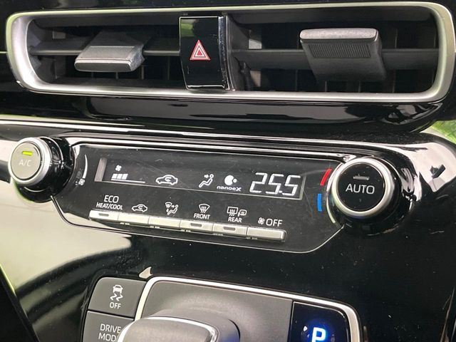 【オートエアコン】一度お好みの温度に設定すれば、車内の温度を検知し風量や温度を自動で調整。暑い…寒い…と何度もスイッチ操作をする必要はありません。快適な車内空間には必須の機能ですね♪