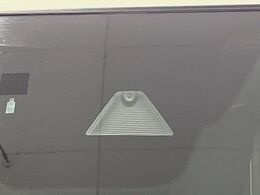 【スマートブレーキサポート】走行中に前方の車両等を認識し、衝突しそうな時は警報とブレーキで衝突回避と被害軽減をアシスト。より安全にドライブをお楽しみいただけます。