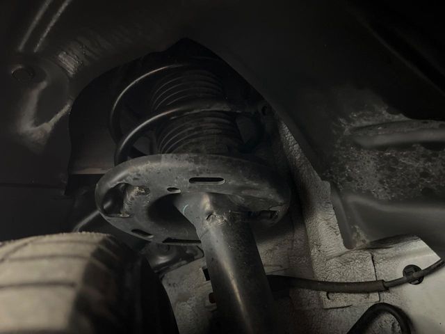 お車を安心してお乗りいただく為には、足回りの定期点検が欠かせません。サービスサポート（有償保証）では無料点検もご提供しており、安心のカーライフをお過ごしいただけるサポート体制が整っています。