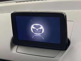 【マツダコネクトナビ】車内の雰囲気にマッチした一体型タイプのナビ。各種車輌設定やBluetooth再生等、様々な機能が楽しめます。直感的なダイヤル操作が可能で、使い勝手も良好です。