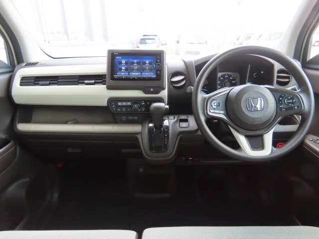 インパネシフトで足元スッキリ！運転席もゆったりしているのでゆとりを持って運転できます。