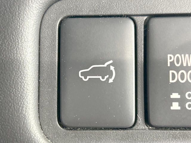 【パワーバックドア】スマートキーや運転席のボタンを押すだけでリアゲートが自動で開閉します！荷物を持っている時や、高い位置にあるバックドアを閉める際に便利な機能です♪