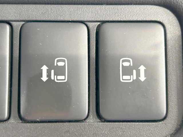 【両側パワースライドドア】スマートキーや運転席のスイッチで後席両側スライドドアの開閉が可能♪電動だから力を入れてドアを開ける必要が無く、小さなお子様でも簡単に開け閉めでき快適です♪