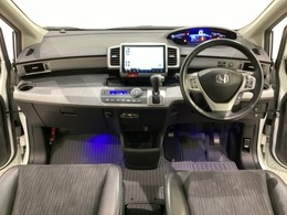 車内は光触媒抗菌消臭施工済です。インパネ周りはスタイリッシュなデザインで機能や装備も充実しています。グローブボックスやカップホルダーのほかにトレーなどたくさんの収納スペースが付いています。