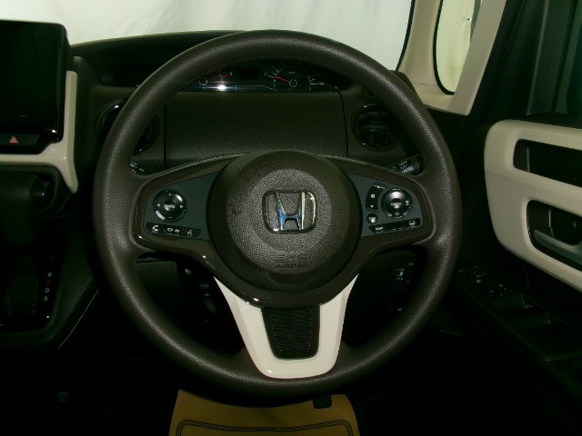 ステアリングスイッチでオーディオ各種操作が可能で、運転に集中できます。安心・安全・快適なドライブをお楽しみいただけます。