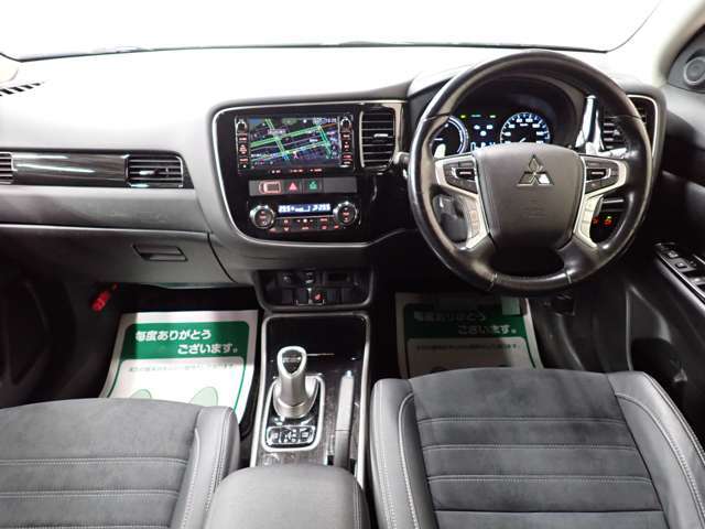 インパネ周りと運転席です！多機能ながらもスッキリとまとまったインパネまわりは運転操作に迷いにくくなっております！