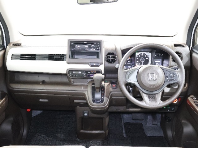 操作性に優れた運転席となります！小物入れや各ボタンの配置にこだわり、使いやすいです！座り心地もよく視認性も良好なのでロングドライブもお任せ下さい！