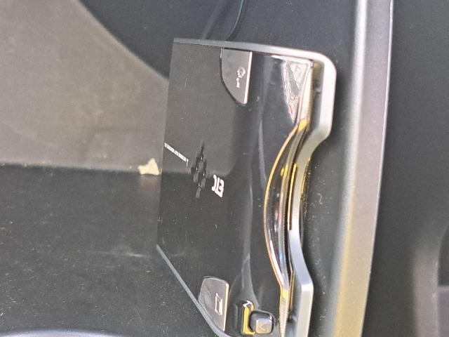 ETC車載器のお写真です。高速道路など、有料道路を通過する際には大変便利な装備ですね♪
