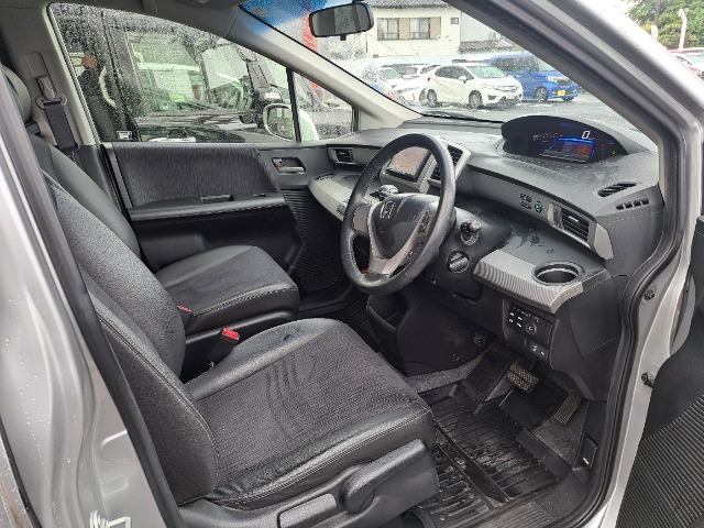 フロントシートのお写真です。　広い足元と、ゆったり座れるシートは長時間の運転でも疲れにくくなっております♪