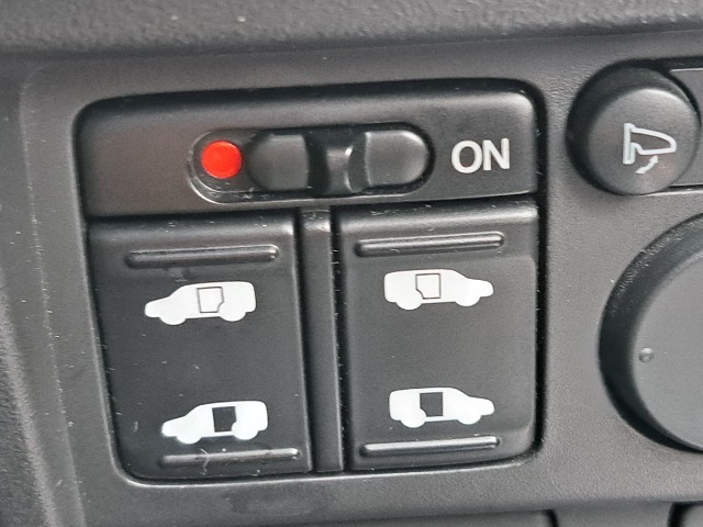 両側電動スライドドアを装備しております♪