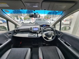 インパネ周りのお写真です。　視界が広く運転もしやすくなっております♪