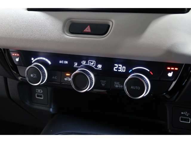 オートエアコンタイプなので細かい操作なしで快適温度に調整してくれます。シートヒーター付きで、冷えた車内でもスイッチを押せば数秒で座面と背もたれがあたたかくなります。