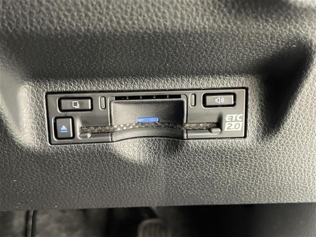 【ETC】有料道路を利用する際に料金所で停止することなく通過できる、ETC車載器（ノンストップ自動料金収受システム機器）が装備されています。セットアップを行うことで利用可能になります。