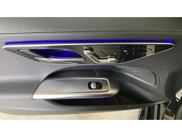 【メモリー付パワーシート】シートをかたどった調整スイッチはメルセデス・ベンツが特許を持っています。様々な体型の乗員に合わせた、きめ細かい調整が可能になっています。