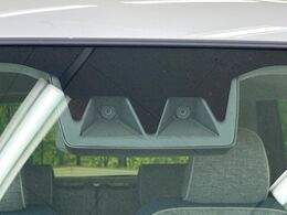 【スマートアシスト】走行中に前方の車両等を認識し、衝突しそうな時は警報とブレーキで衝突回避と被害軽減をアシスト。より安全にドライブをお楽しみいただけます。