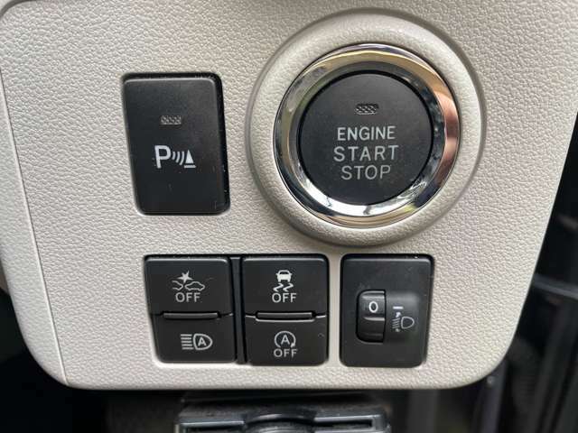 アイドリングストップ付き。ヘッドライトのレベライザーも付いてます。アイドリングストップが気になる方はOFFボタンを押せば解除できます。