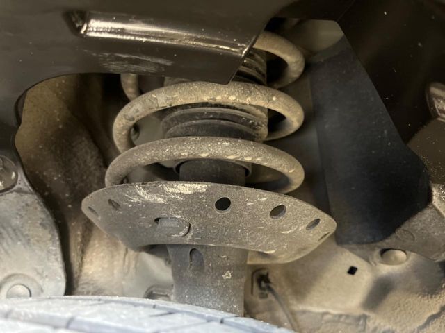 お車を安心してお乗りいただく為には、足回りの定期点検が欠かせません。サービスサポート（有償保証）では無料点検もご提供しており、安心のカーライフをお過ごしいただけるサポート体制が整っています。