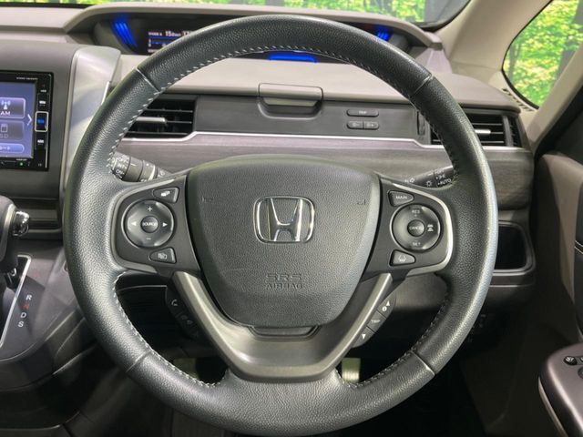 【純正革巻きステアリング】上質な革を使用することで、手にしっかり馴染みとても運転しやすいハンドルです♪