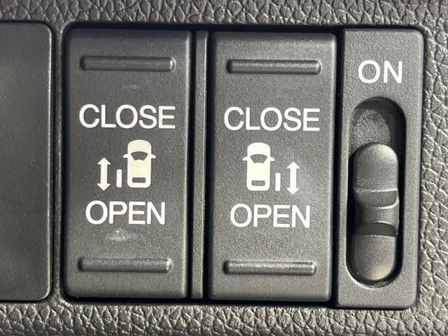 【両側パワースライドドア】スマートキーや運転席のスイッチで後席両側スライドドアの開閉が可能♪電動だから力を入れてドアを開ける必要が無く、小さなお子様でも簡単に開け閉めでき快適です♪