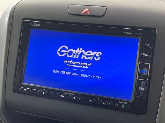 【純正ナビ】人気の純正ナビを装備しております。ナビの使いやすさはもちろん、オーディオ機能も充実！キャンプや旅行はもちろん、通勤や買い物など普段のドライブも楽しくなるはず♪