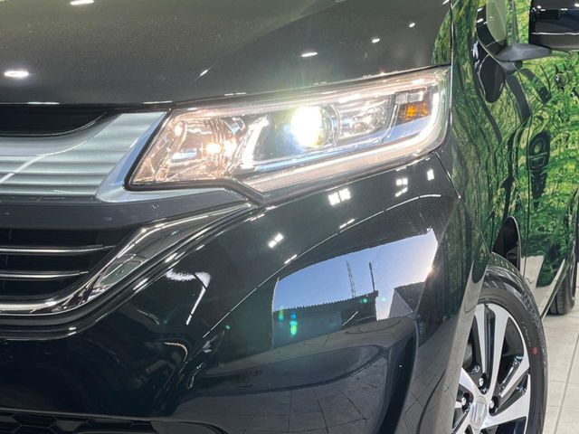 【LEDヘッドライト】悪天候や夜間走行時も良好な視界を確保し安心して運転できる高輝度LEDヘッドライトを装備！点灯速度が早く、消費電力も抑えられています。