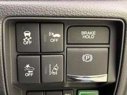 【ホンダセンシング】走行中に前方の車両等を認識し、衝突しそうな時は警報とブレーキで衝突回避と被害軽減をアシスト。より安全にドライブをお楽しみいただけます。