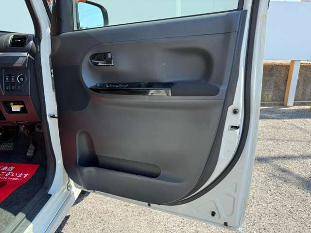 運転席ドア内張りです。