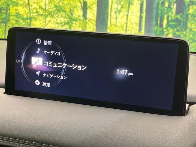 【10.25インチマツダコネクト】車内の雰囲気にマッチした大型ディスプレイ。スマホ接続でのナビ使用やBluetooth再生等、様々な機能が楽しめます。直感的なダイヤル操作が可能で、使い勝手も良好です。