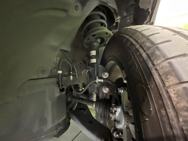お車を安心してお乗りいただく為には、足回りの定期点検が欠かせません。サービスサポート（有償保証）では無料点検もご提供しており、安心のカーライフをお過ごしいただけるサポート体制が整っています。