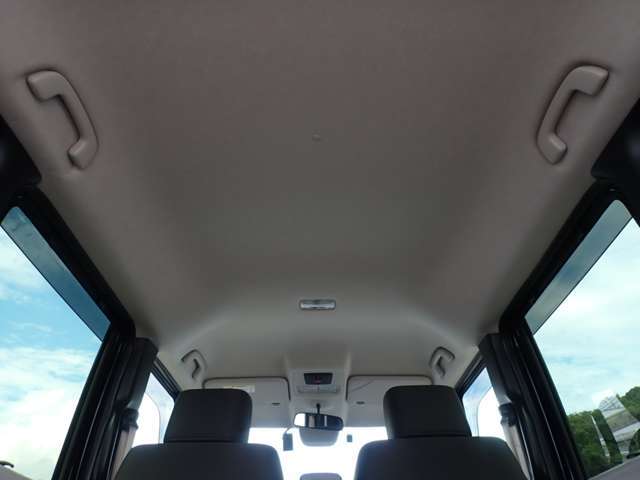 車内はプロによるルームクリーニング済み！気になる臭い等もなく、お納車後も気持ち良く乗って頂けます♪