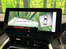 【パノラミックビューモニター】専用のカメラにより、上から見下ろしたような視点で360度クルマの周囲を確認することができます☆死角部分も確認しやすく、狭い場所での切り返しや駐車もスムーズに行えます。