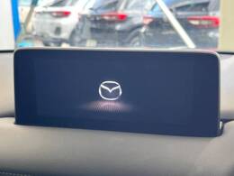 【8.8型マツダコネクト】車内の雰囲気にマッチした一体型タイプのディスプレイ。各種車輌設定やBluetooth再生等、様々な機能が楽しめます。専用SDカードのご購入で、ナビ機能も使用出来ます。