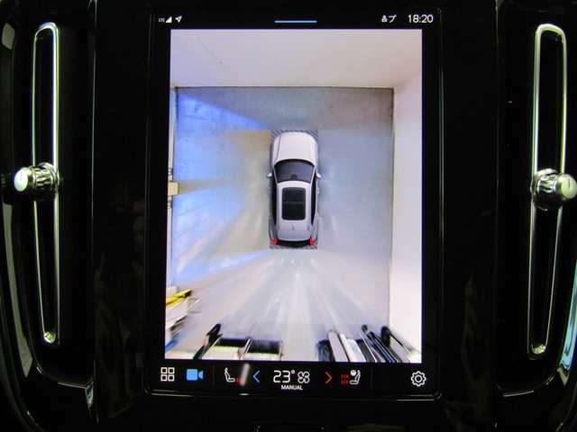 360°カメラが駐車場での運転操作をサポートします。